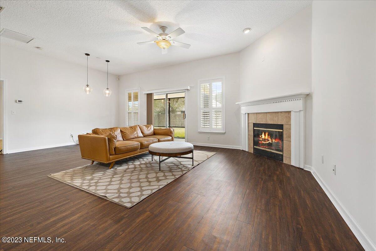 546 Lady Lake Road West Jacksonville, FL 32218 - Photo 4 of 25 04-Family Room