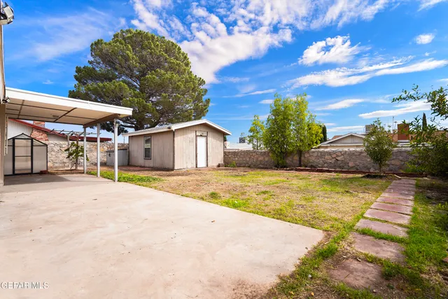 a view of a backyard