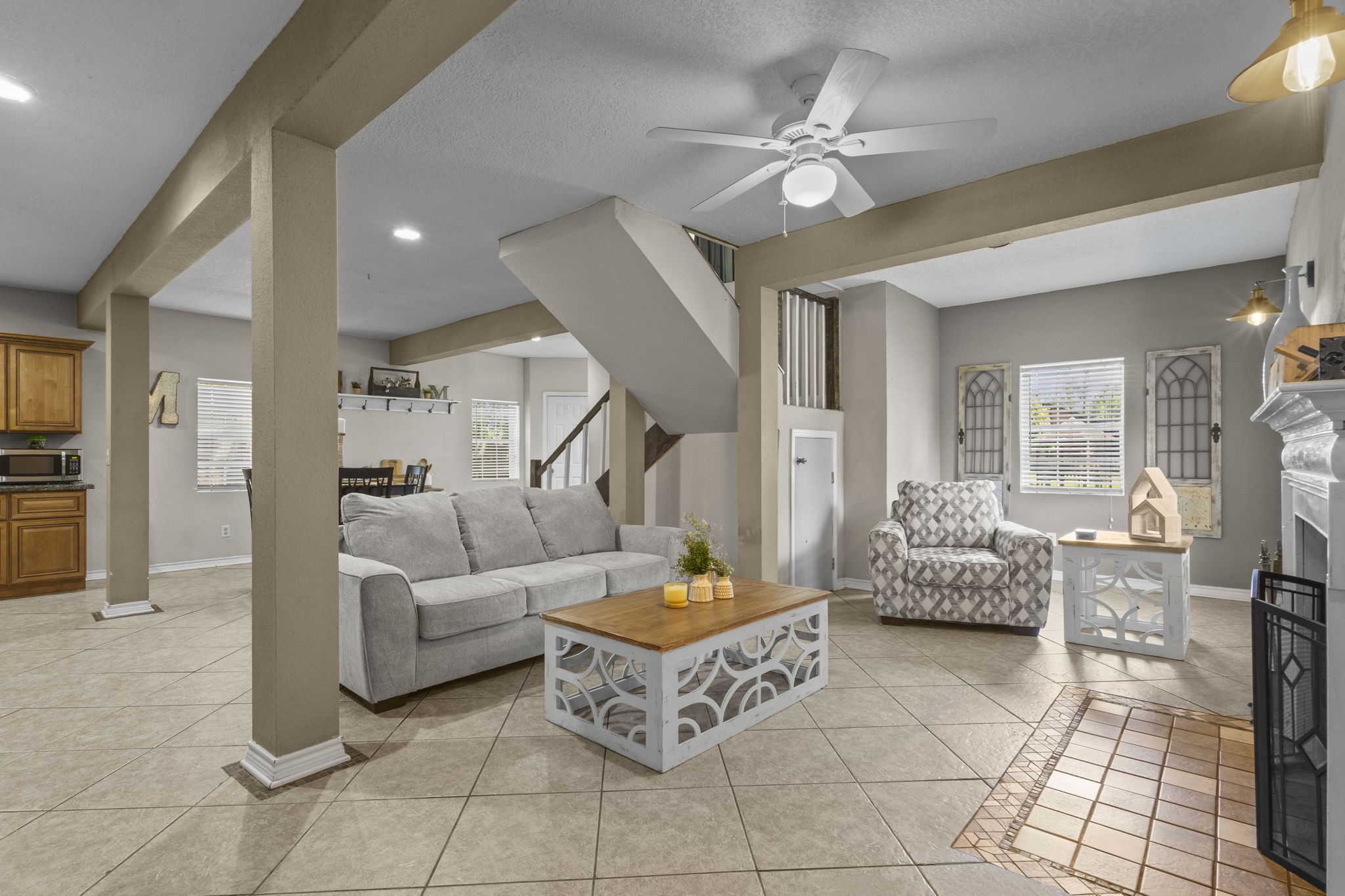 770 Katherene Avenue Bridge City, TX 77611 - Photo 2 of 29 a living room with furniture and a chandelier