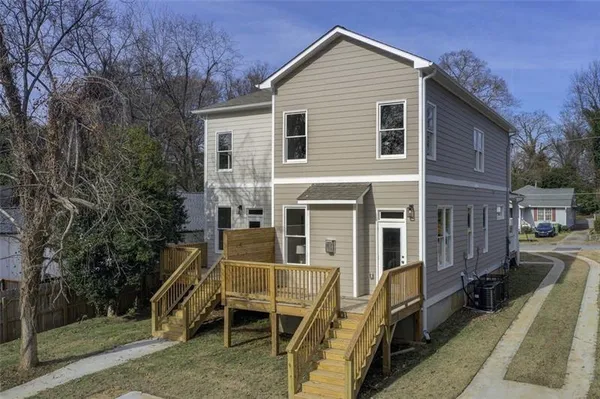 a view of a house with a yard