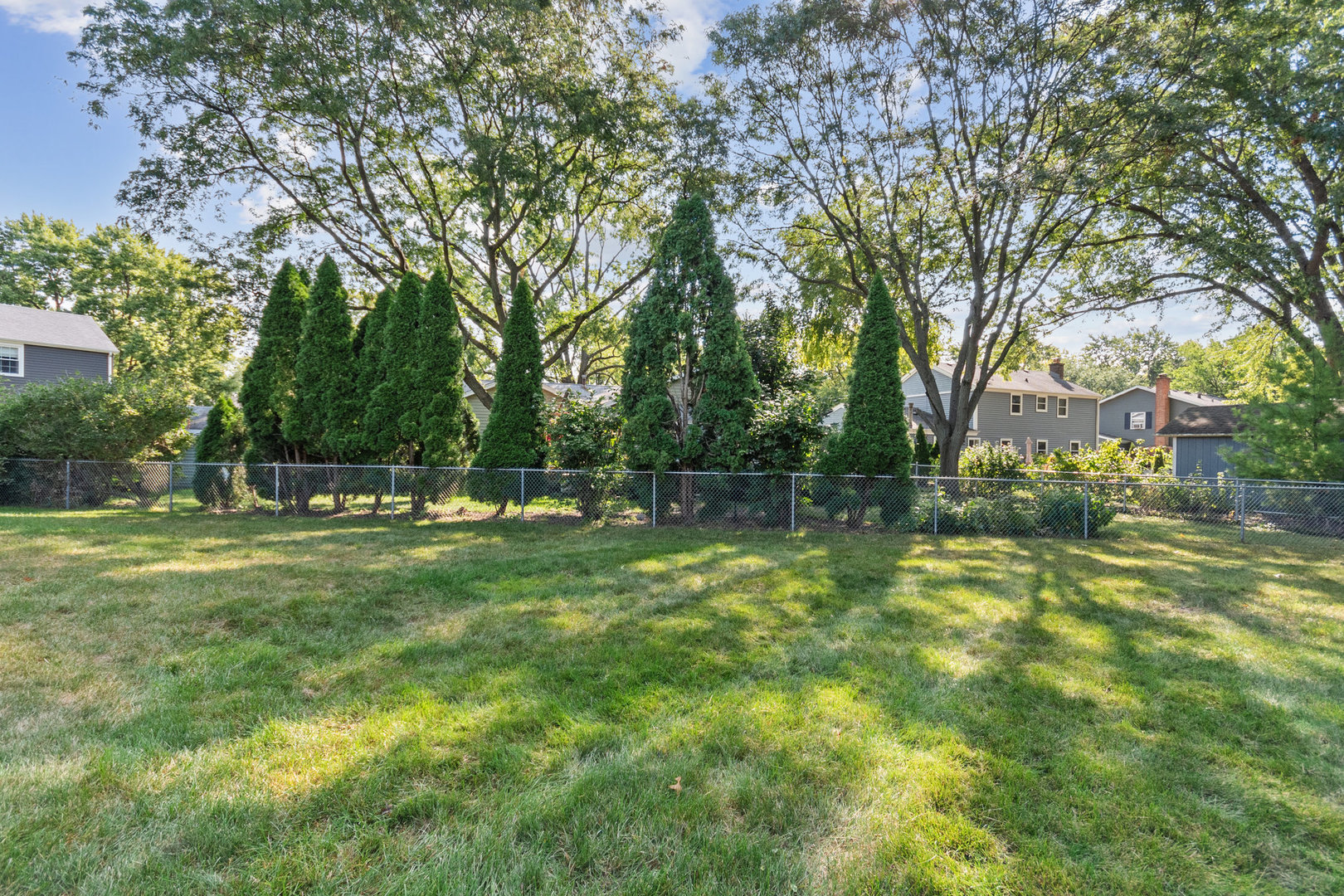 230 Ridgefield Lane Naperville, IL 60565 - Photo 21 of 26 a backyard of a house with lots of green space