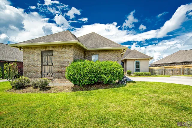 $289,000 | 176 Lake Howard Avenue, Thibodaux, LA 70301