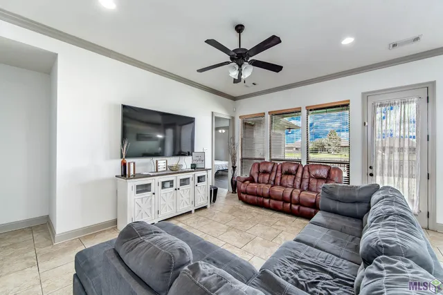 $279,000 | 176 Lake Howard Avenue, Thibodaux, LA 70301