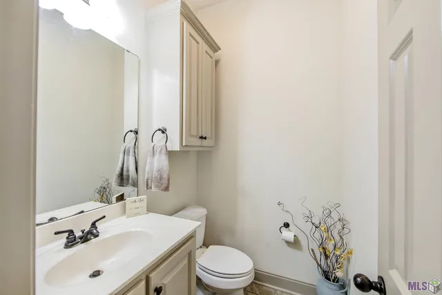 $279,000 | 176 Lake Howard Avenue, Thibodaux, LA 70301