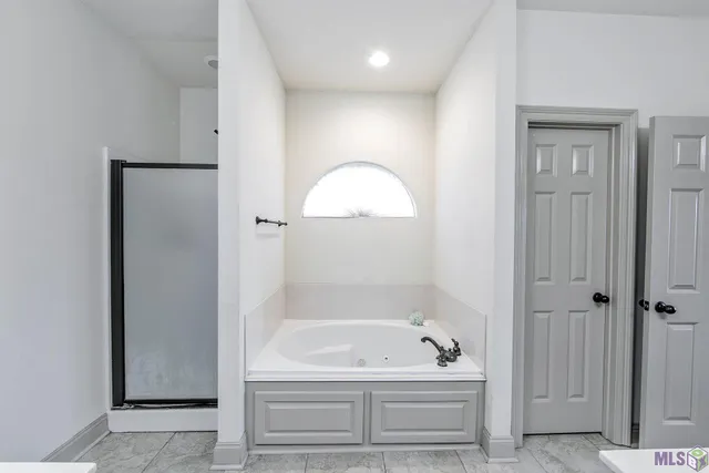 $279,000 | 176 Lake Howard Avenue, Thibodaux, LA 70301