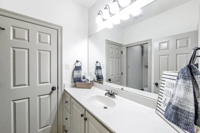 $279,000 | 176 Lake Howard Avenue, Thibodaux, LA 70301