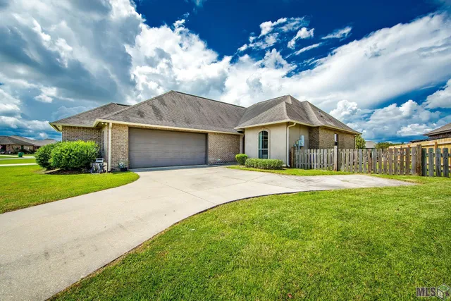 $279,000 | 176 Lake Howard Avenue, Thibodaux, LA 70301