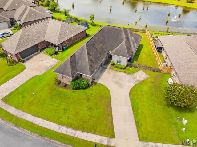 $279,000 | 176 Lake Howard Avenue, Thibodaux, LA 70301