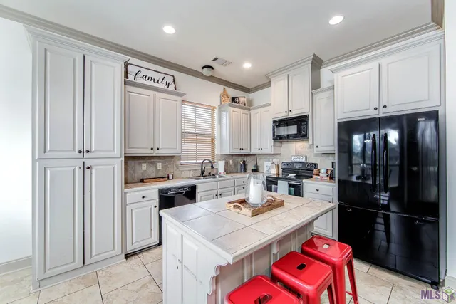 $279,000 | 176 Lake Howard Avenue, Thibodaux, LA 70301