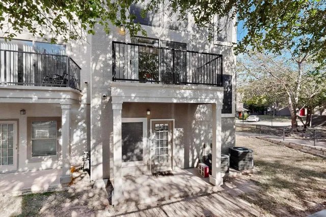 a view of a house with backyard