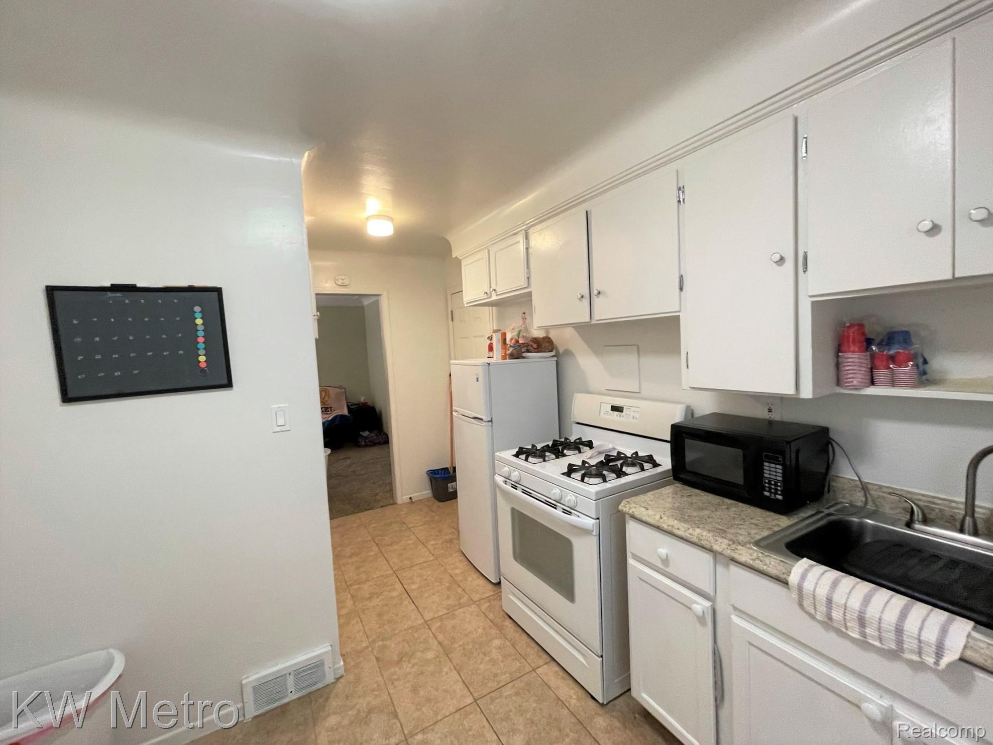 11077 Nottingham Road Detroit, MI 48224 - Photo 4 of 13 Kitchen