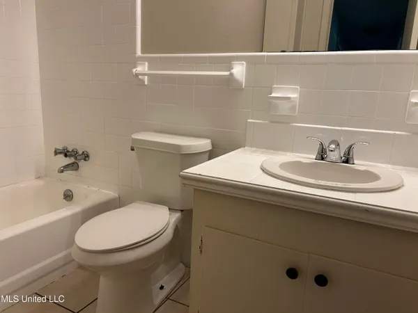 $2,400 | 326 Oakhill Circle, Clinton, MS 39056