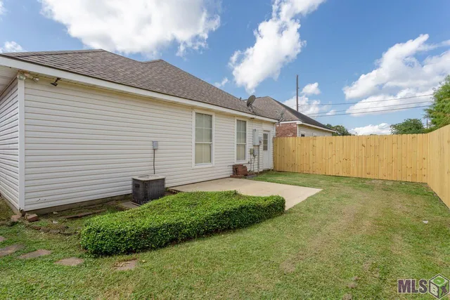 $1,700 | 9591 Pecan Tree Drive, Baton Rouge, LA 70810