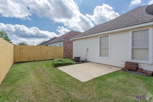 $1,700 | 9591 Pecan Tree Drive, Baton Rouge, LA 70810