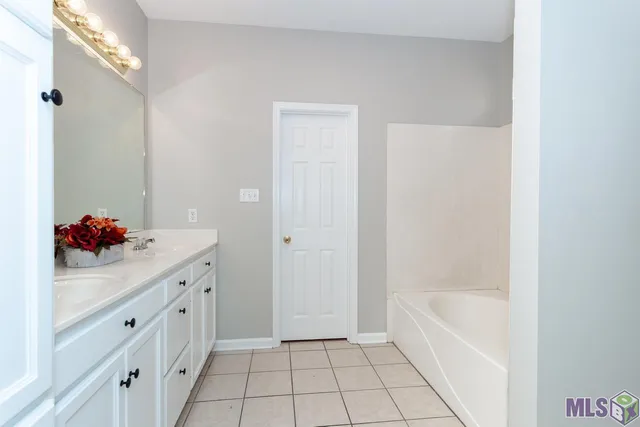 $1,700 | 9591 Pecan Tree Drive, Baton Rouge, LA 70810