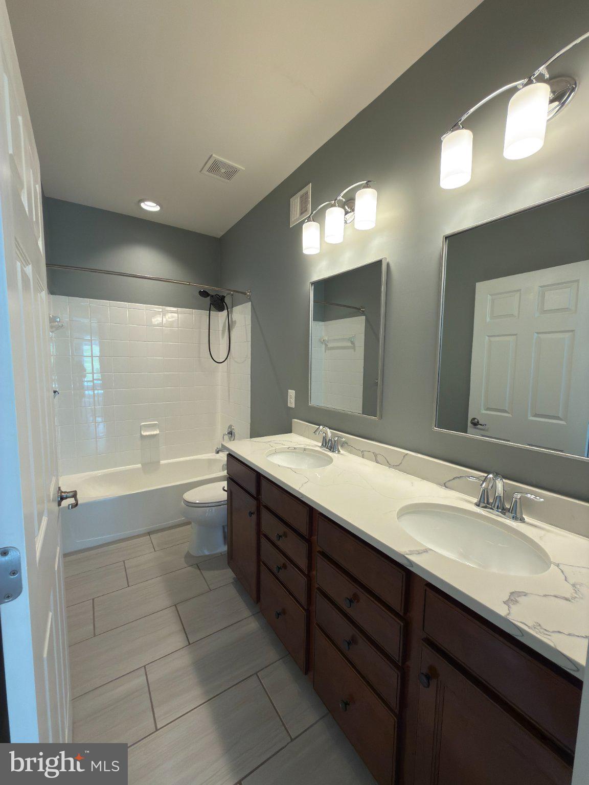 8 Ramsdell Court Round Hill, VA 20141 - Photo 42 of 59 8 RAMSDELL CT Upper Level Hall Full Bath