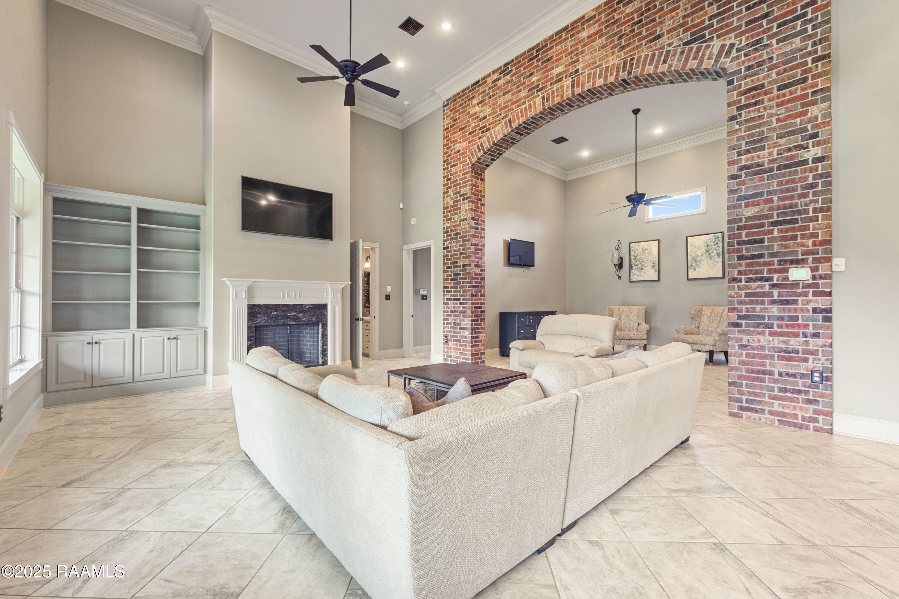 1042 Fontelieu Rd Street St. Martinville, LA 70582 - Photo 14 of 32 Living Room - Built-In Stays
