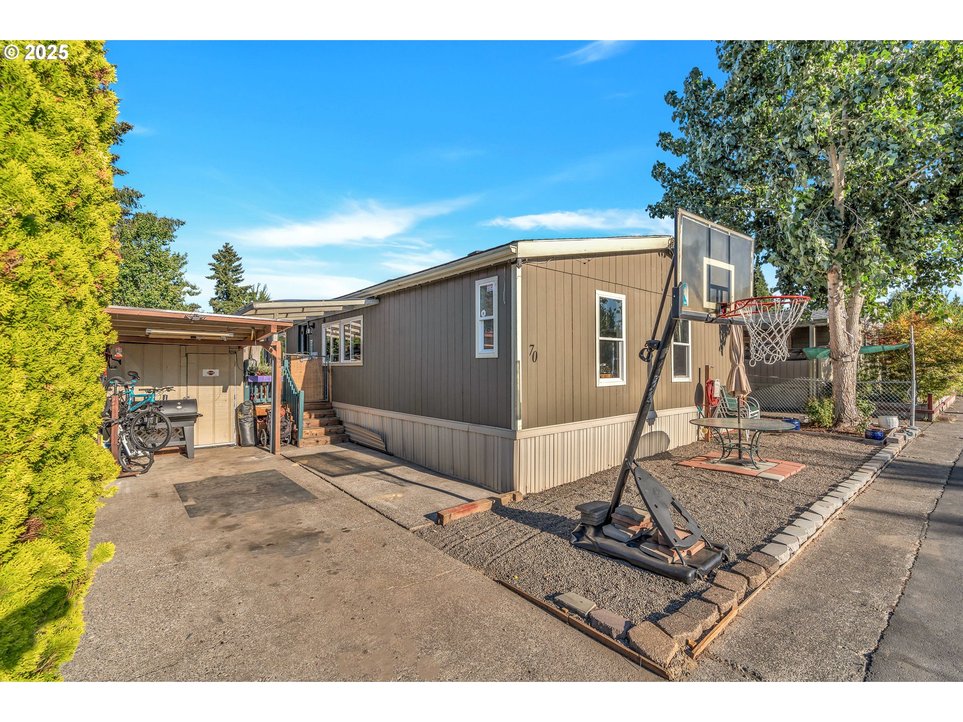 5885 Northeast Jacobson Street, Unit 70 Hillsboro, OR 97124 - Photo 3 of 29 a front view of a house with garden
