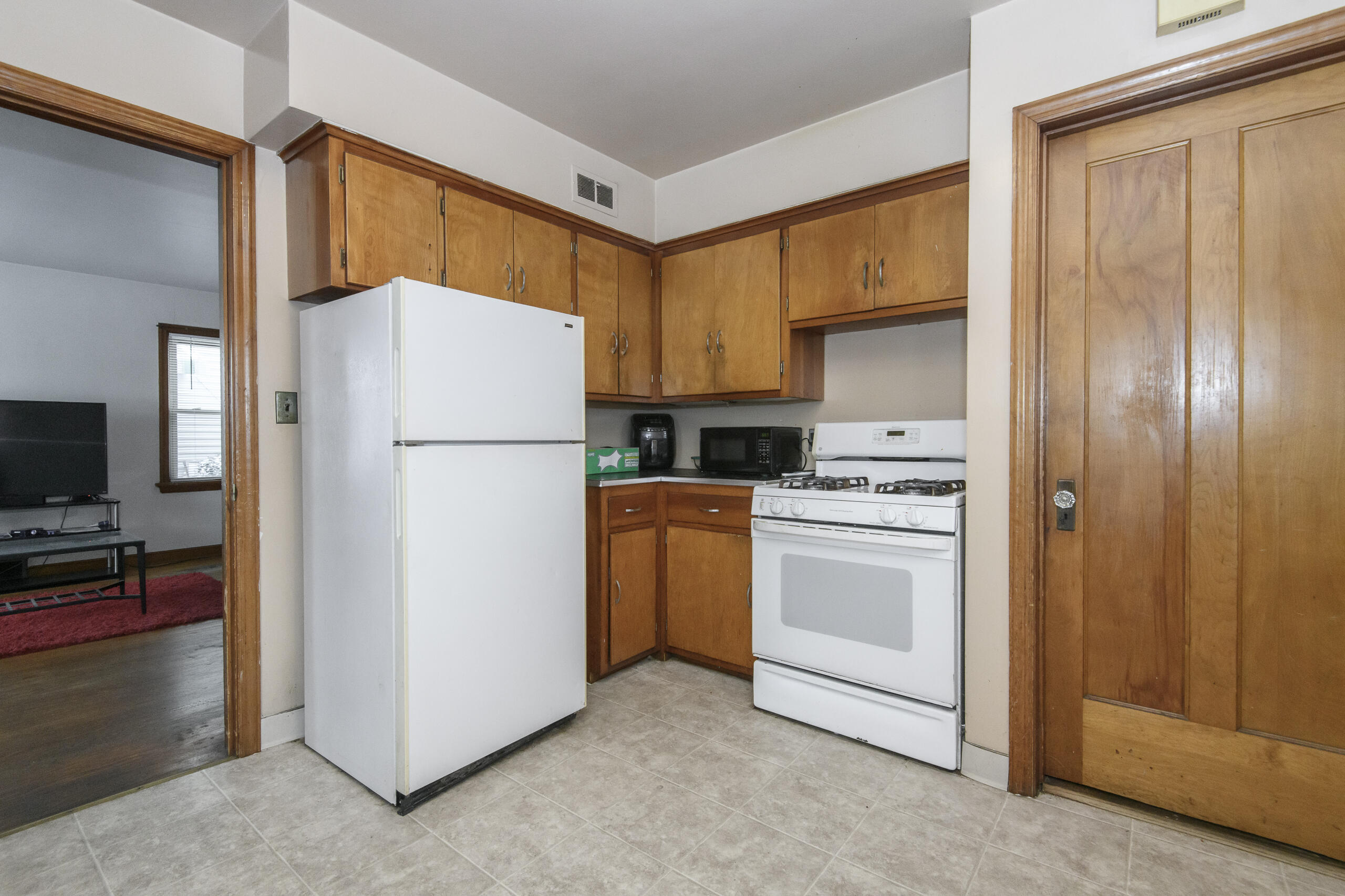 4460 North 42nd Street Milwaukee, WI 53209 - Photo 12 of 25 Kitchen