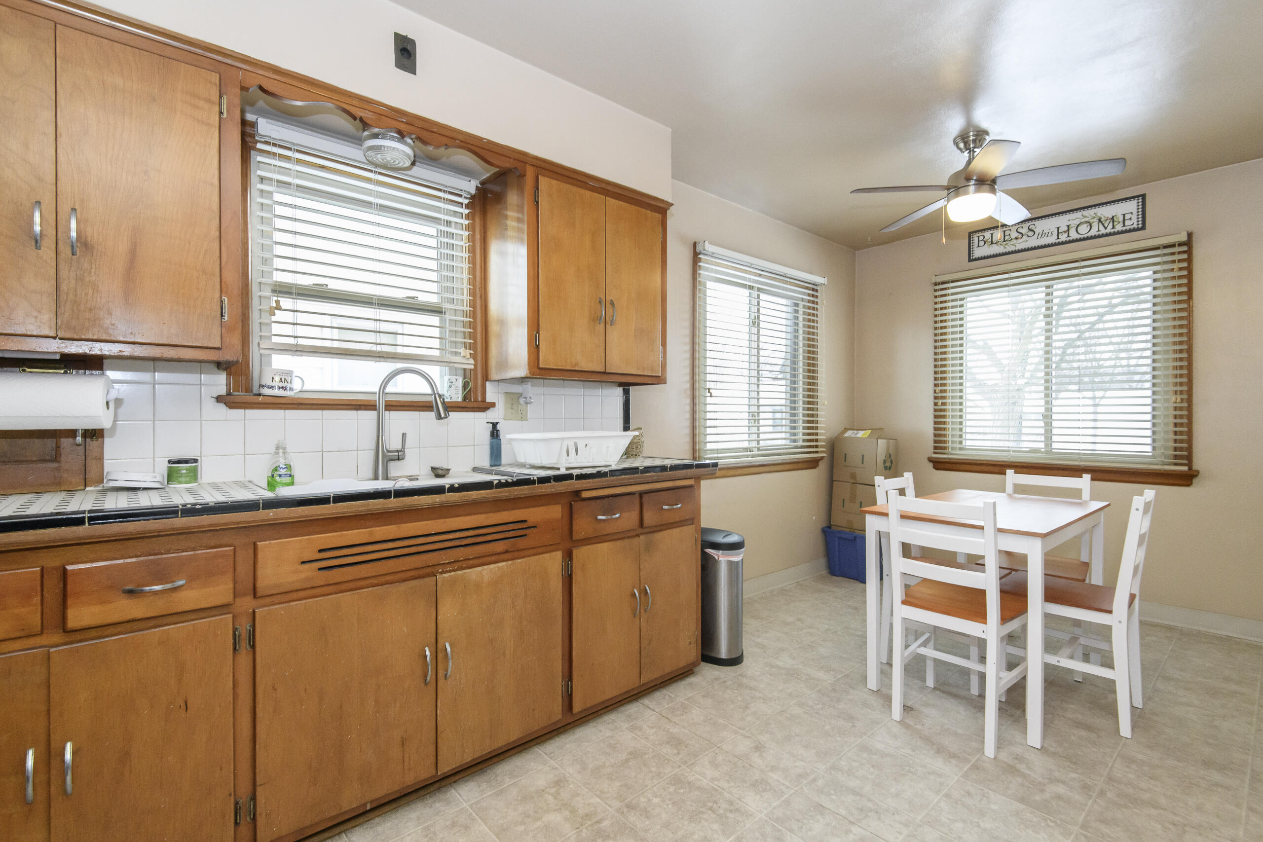 4460 North 42nd Street Milwaukee, WI 53209 - Photo 9 of 25 Kitchen