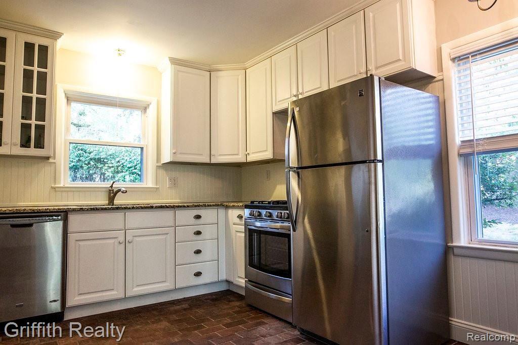 10125 Crouse Road Hartland, MI 48353 - Photo 7 of 35 Updated kitchen with granite counter, new stainless appliances