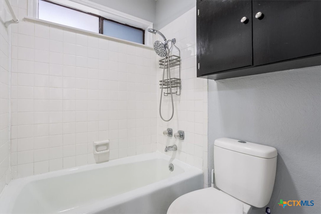 4005 Trailwood Drive Temple, TX 76502 - Photo 23 of 31 a bathroom with a toilet and a bathtub