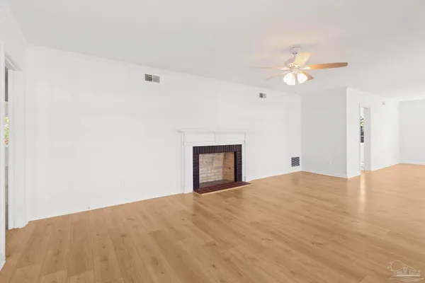 a view of empty room with a ceiling fan