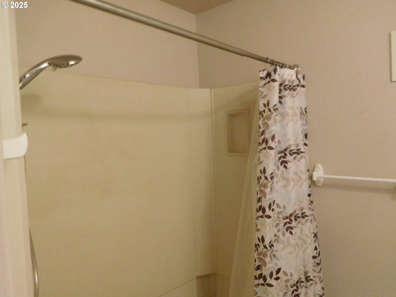 315 West Washington Street Athena, OR 97813 - Photo 17 of 25 a bathroom with a shower curtain
