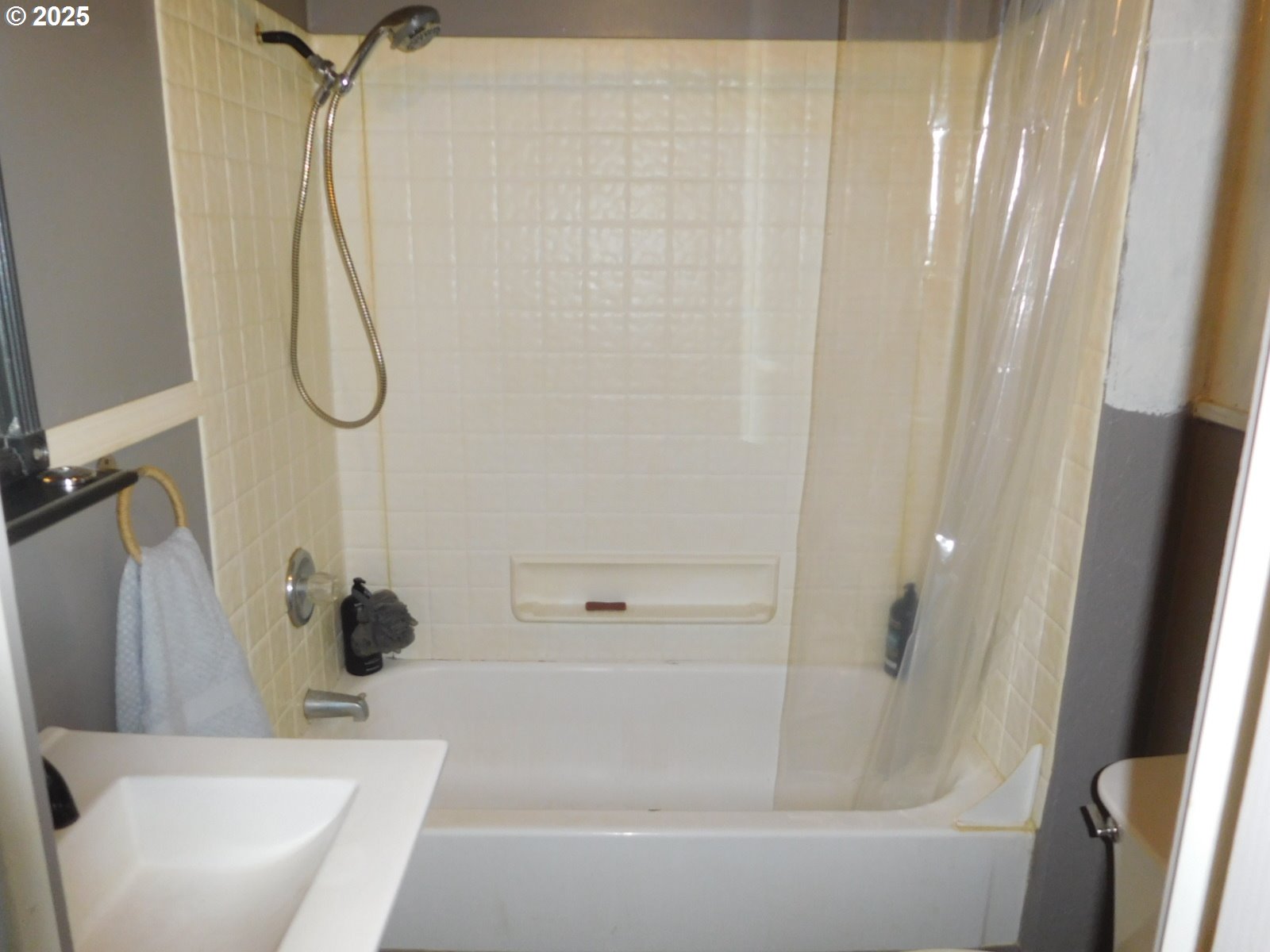 315 West Washington Street Athena, OR 97813 - Photo 7 of 25 a bathroom with a bath tub with a shower