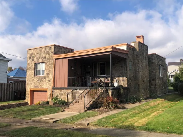 a view of entryway front of house