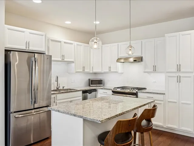 $440,000 | 964 Station Boulevard, Aurora, IL 60504