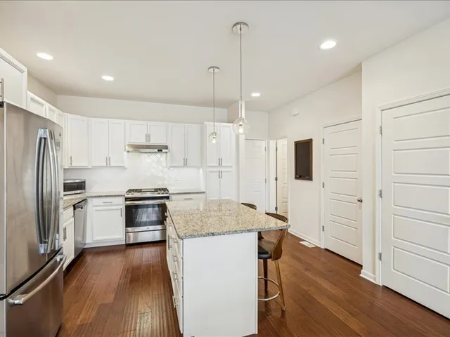 $440,000 | 964 Station Boulevard, Aurora, IL 60504