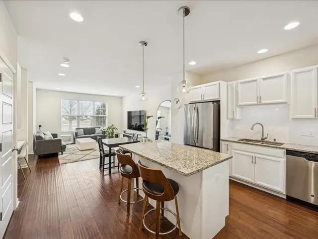 $440,000 | 964 Station Boulevard, Aurora, IL 60504