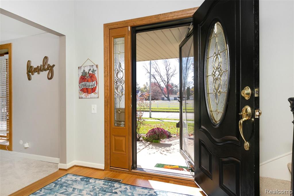 660 Cook Road Grosse Pointe Woods, MI 48236 - Photo 4 of 49