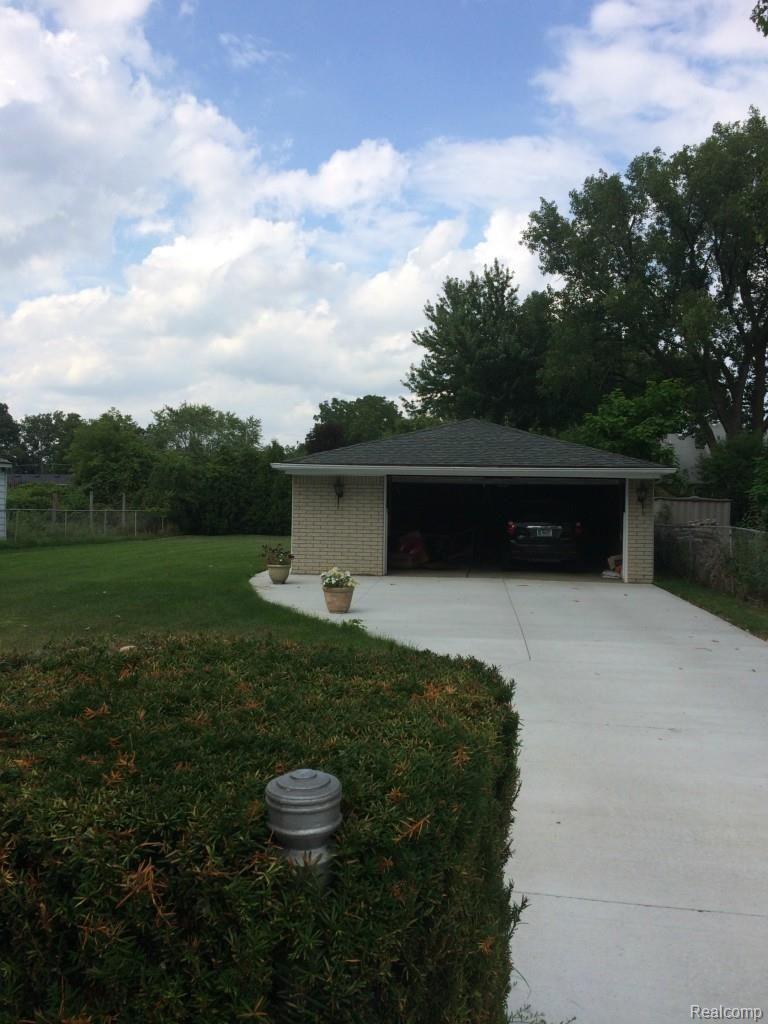 2315 Oakcrest Road Sterling Heights, MI 48310 - Photo 3 of 21 269.jpg