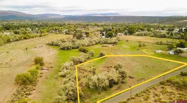 a view of an aerial view of residential houses with outdoor space