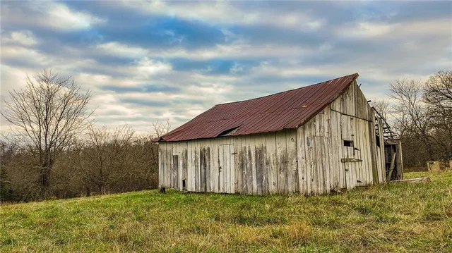 $1,200,000 | 9535 Northeast 681, Lowry City, MO 64763
