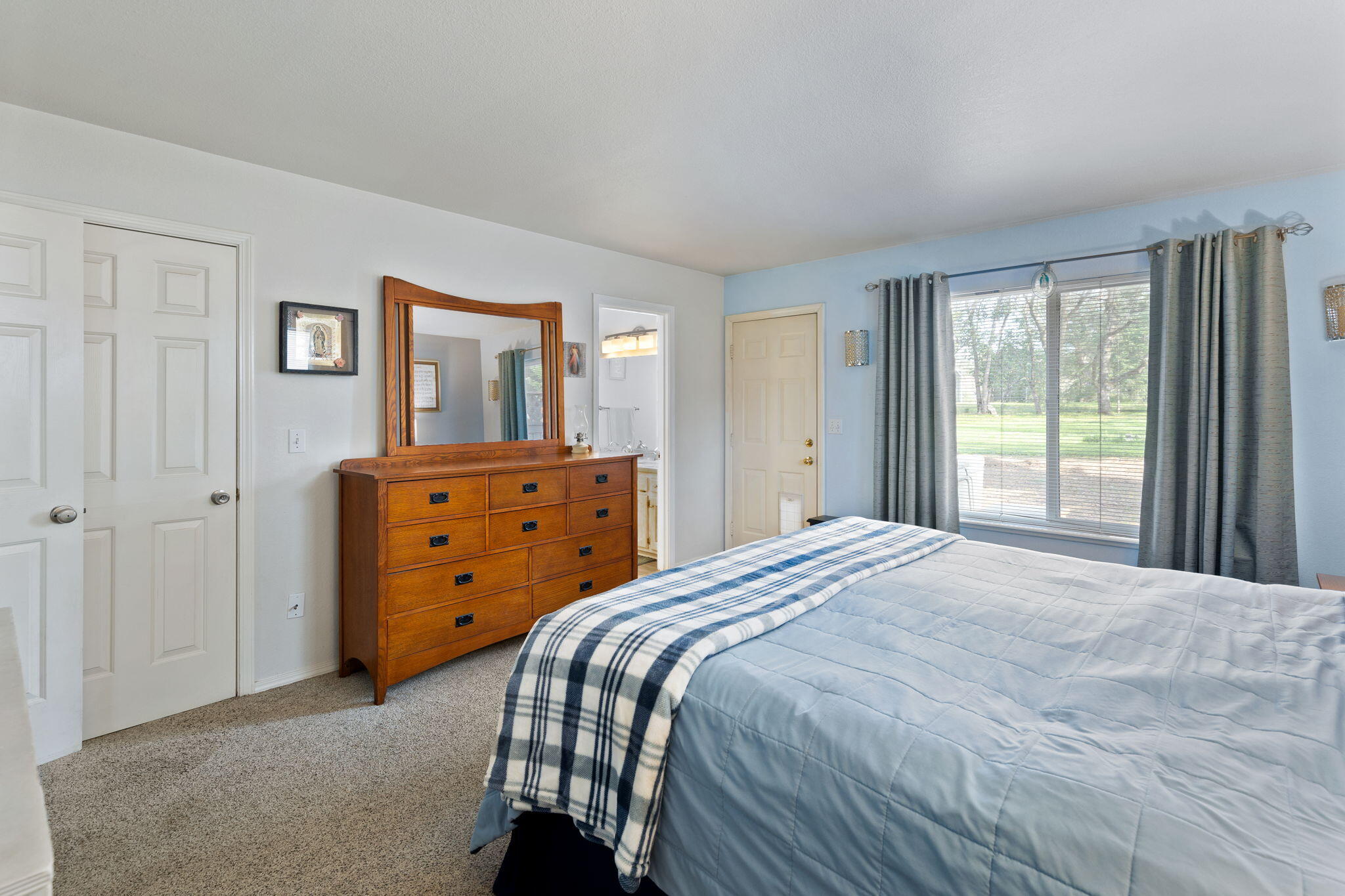 379 Oak Ranch Road Grants Pass, OR 97526 - Photo 19 of 38 16_master-bedroom3