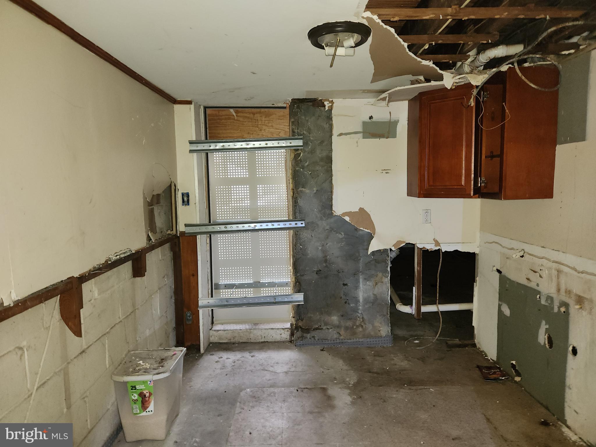 3425 6th Street Baltimore, MD 21225 - Photo 21 of 35 a view of entryway