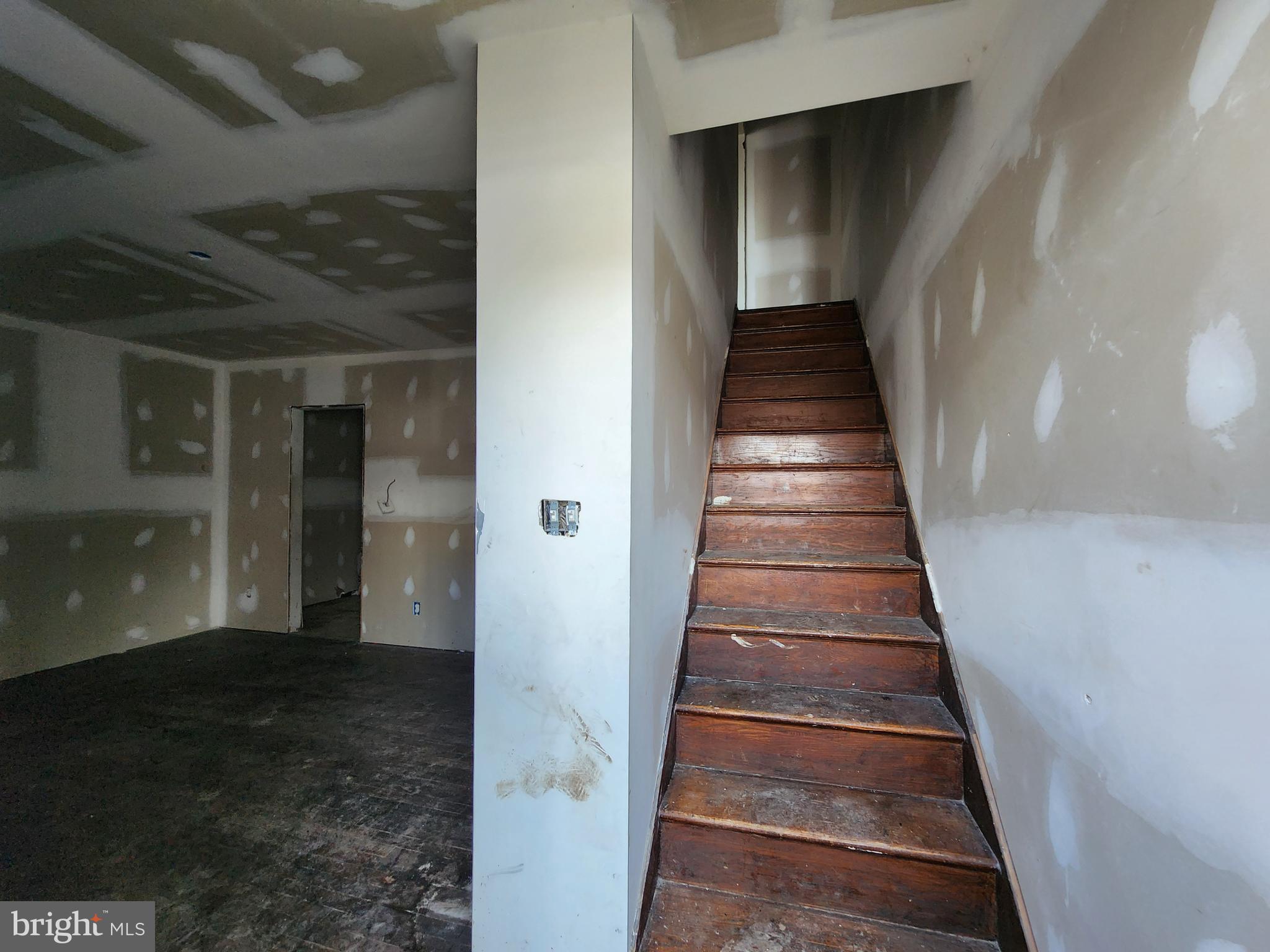 3425 6th Street Baltimore, MD 21225 - Photo 3 of 35