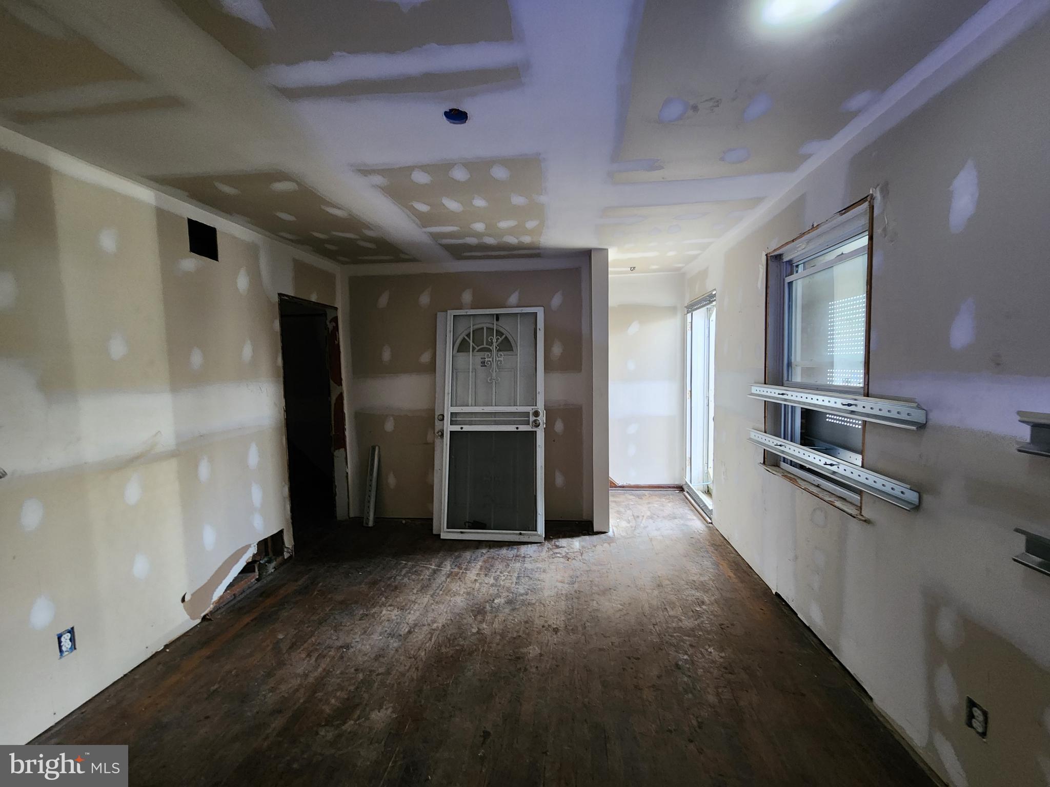 3425 6th Street Baltimore, MD 21225 - Photo 5 of 35 a view of a electric appliances in kitchen