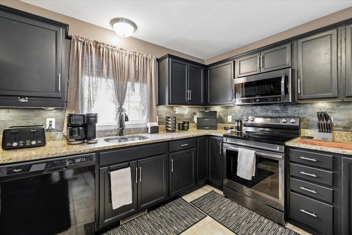 18 Crawford Lane Hooksett, NH 03106 - Photo 13 of 44