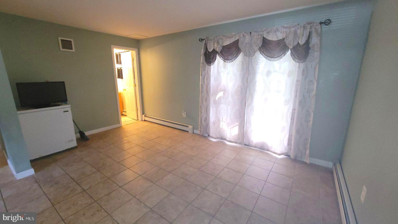 561 Rutgers Avenue Hamilton, NJ 08619 - Photo 29 of 32 Family Room