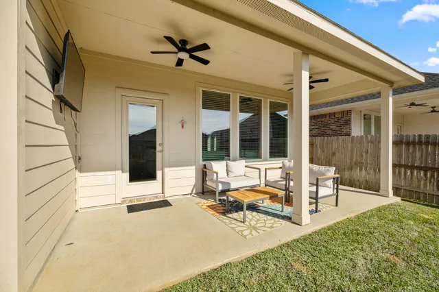 a view of a house with backyard and porch