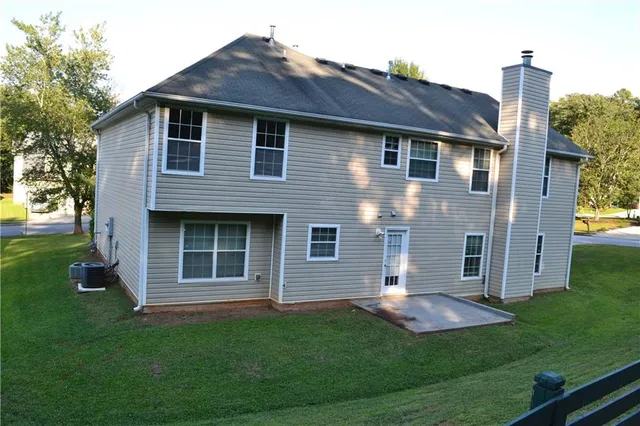 a view of a house with a yard