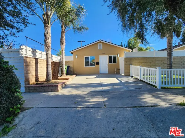 $2,200 | 22329 Gifford Street, Canoga Park, CA 91303