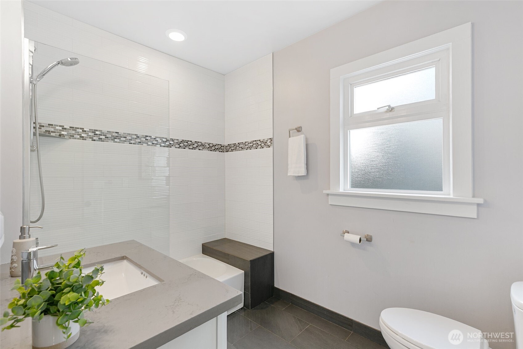 4003 Midvale Avenue North Seattle, WA 98103 - Photo 11 of 40