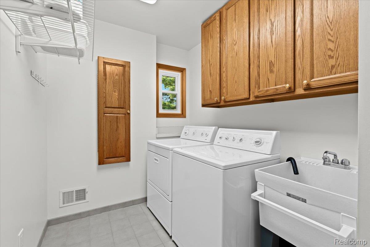 5375 Prentis Road Waterford, MI 48327 - Photo 14 of 52 Upper Laundry