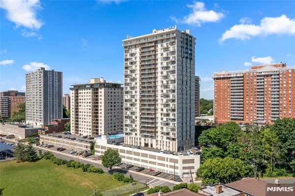 $425,000 | 160 Overlook Avenue, Unit 2C, Hackensack, NJ 07601