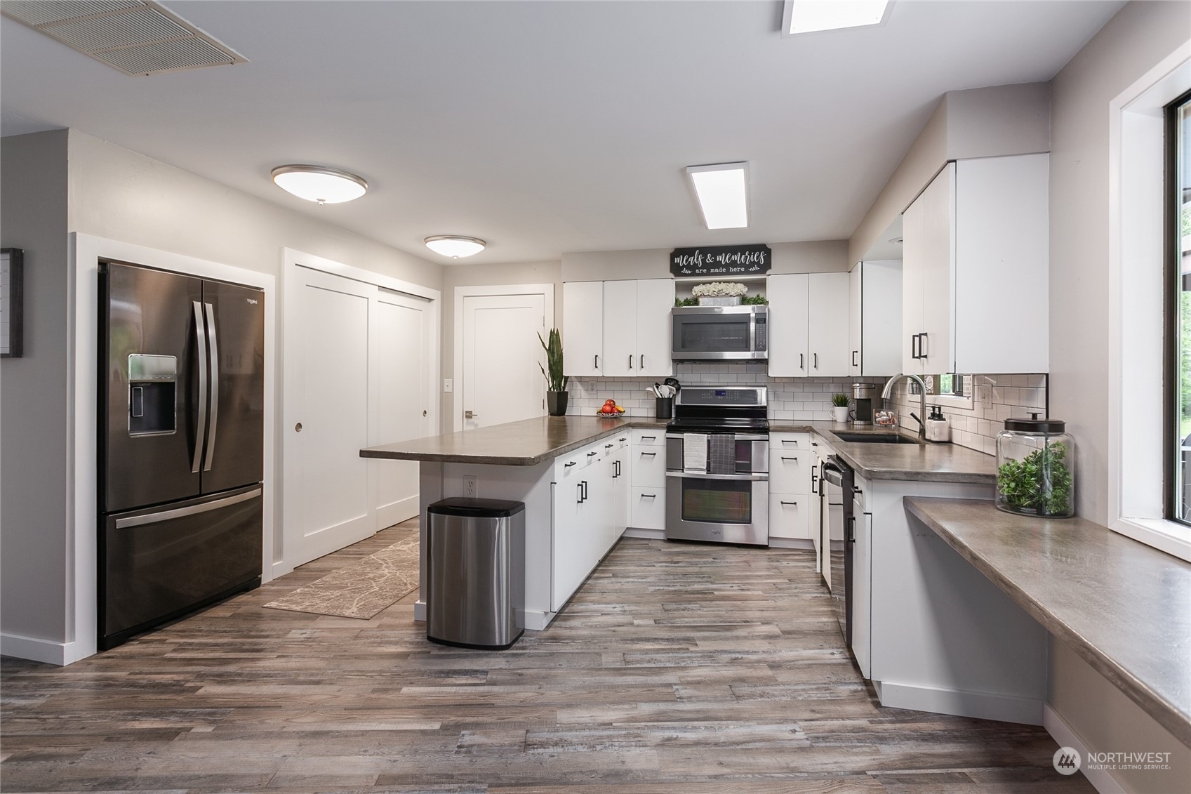 3334 East Smith Road Bellingham, WA 98226 - Photo 5 of 32 Gallery Image 5